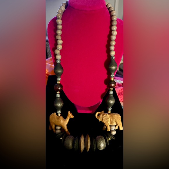 Exotic wood hand carved animal bead necklace.  Rare from the 1980’s - Picture 4 of 4